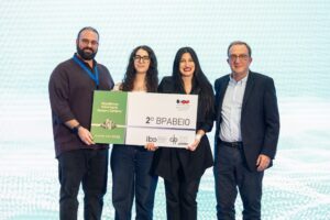 Ο κ. Γιώργος Νικηφορίδης, η κα. Σοφία Ματαθιάκη και η κα. Βασιλική Ειρήνη Χατζέα δέχονται το 2ο βραβείο του Μαραθώνιου Καινοτομίας "Αρτέμης Σαϊτάκης" από τον κ. Ευάγγελο Ζάχαρη, Πρόεδρο του Περιφερειακού Συμβουλίου Κρήτης.